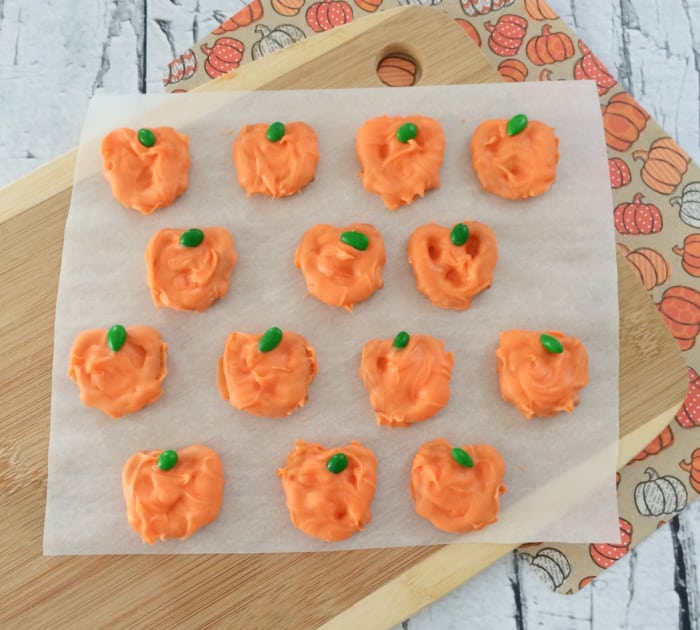 Looking for a fall snack idea? These pretzel pumpkins are super simple to make and incredibly delicious. 